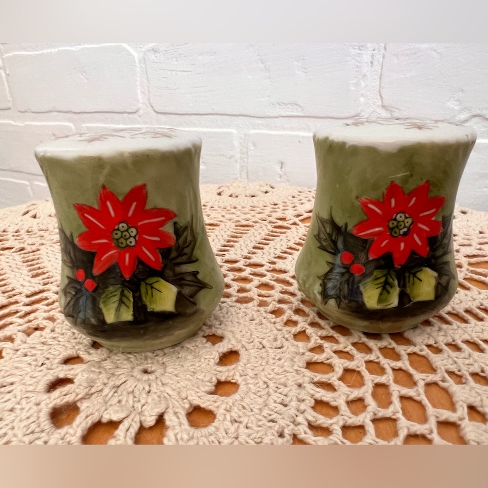 Lefton Hand Painted Poinsettia Salt & Pepper Shakers Japan #4390 Holiday Vintage